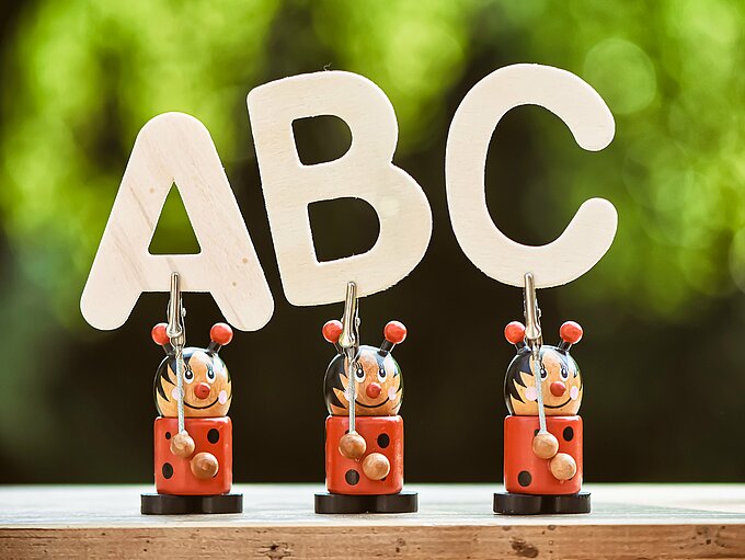 Drei Figuren mit den Buchstaben A, B und C