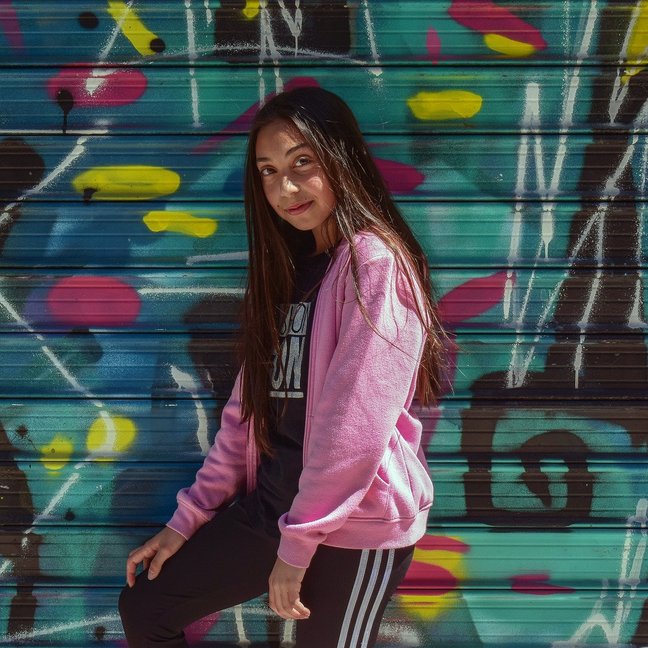 Mädchen vor Graffitiwand